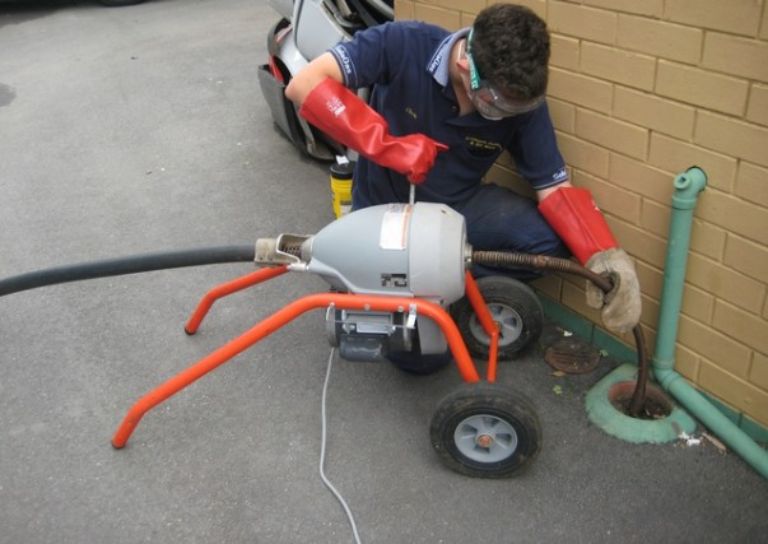 Bảng Giá Dịch Vụ Thông Cống Bằng Máy Lò Xo Cập Nhật 2025