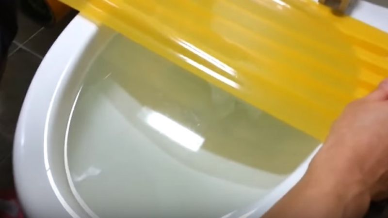 Thông tắc bồn cầu cực nhanh bằng băng dính