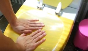 Thông tắc bồn cầu cực nhanh bằng băng dính