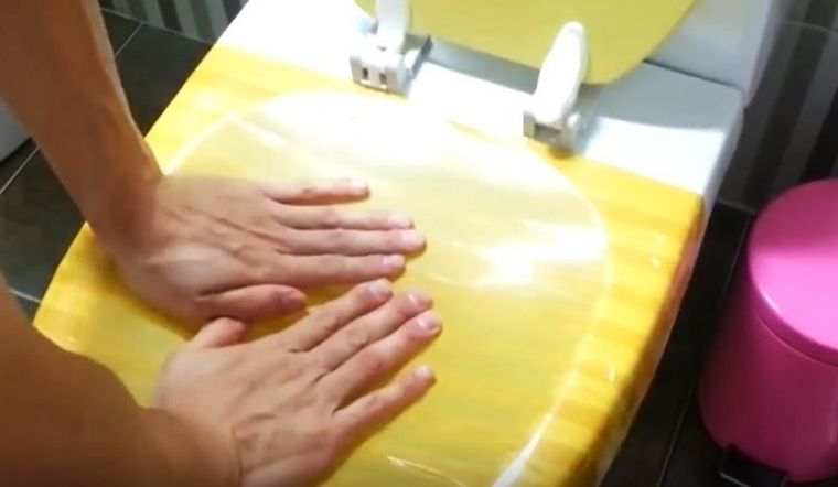 Thông tắc bồn cầu cực nhanh bằng băng dính