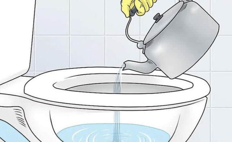Hướng dẫn 4 cách thông tắc bồn cầu bằng nước nóng hiệu quả