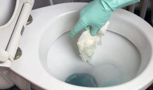 Cách thông bồn cầu bị tắc giấy vệ sinh hiệu quả trong vài phút