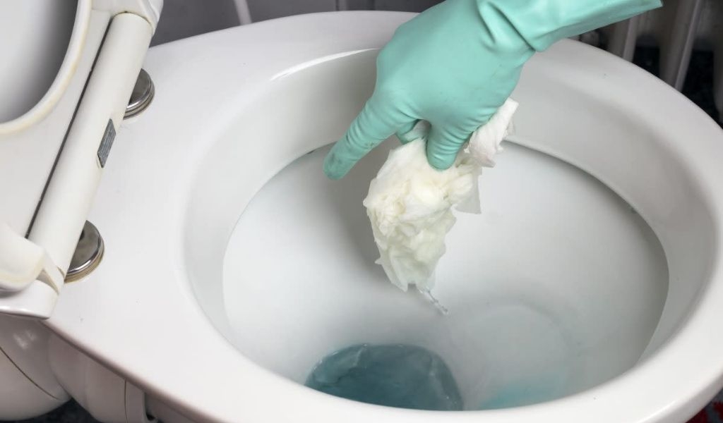 Cách thông bồn cầu bị tắc giấy vệ sinh hiệu quả trong vài phút