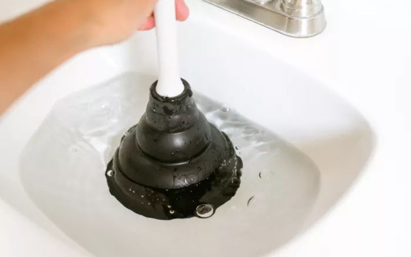 Nguyên Nhân Khiến Cho Bồn Cầu Thoát Nước Chậm Và Cách Giải Quyết